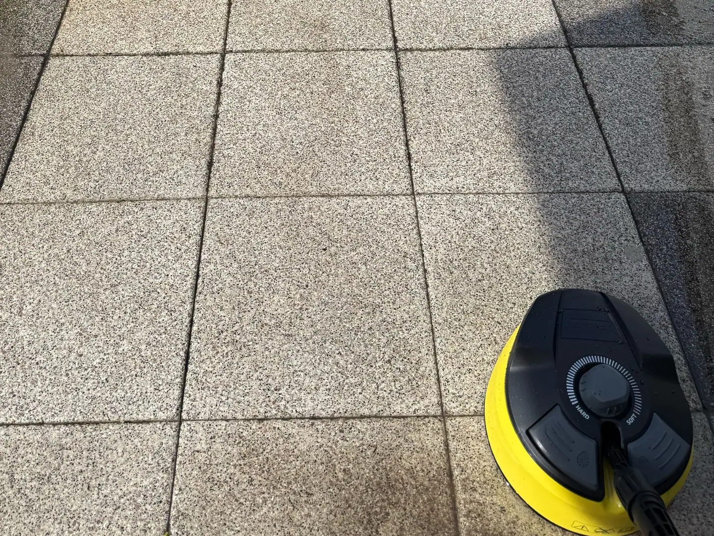 Hochdruckreiniger im Einsatz auf einer Granit-Terrasse