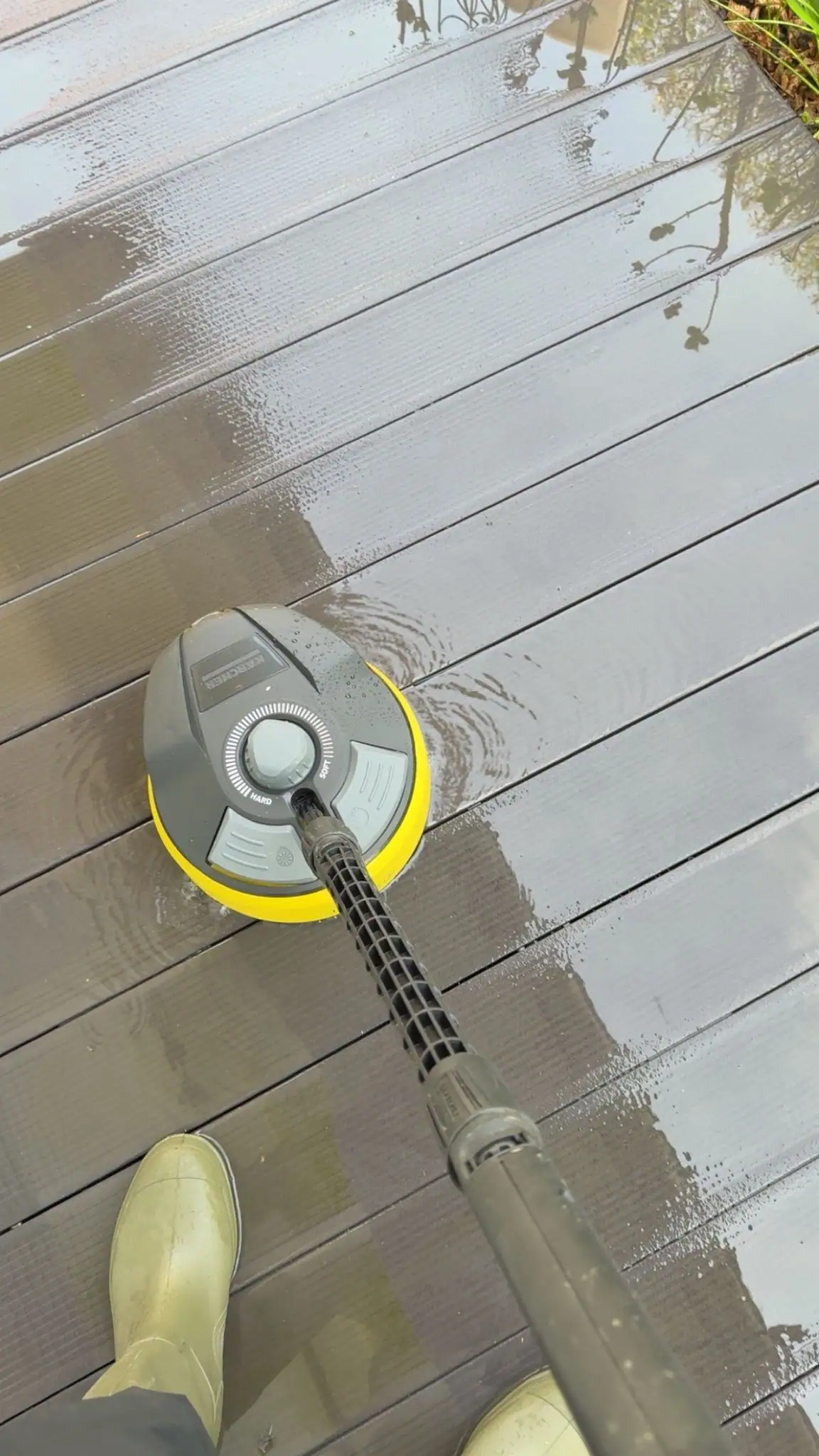 Hochdruckreiniger im Einsatz auf einer Holzterrasse