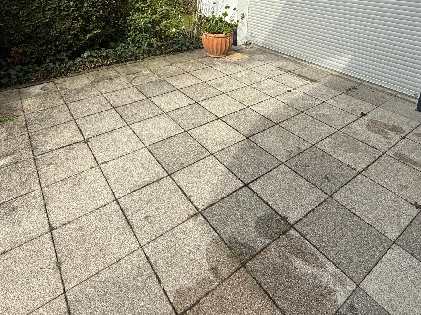 Granit-Terrasse vor der Reinigung — stark verschmutzt