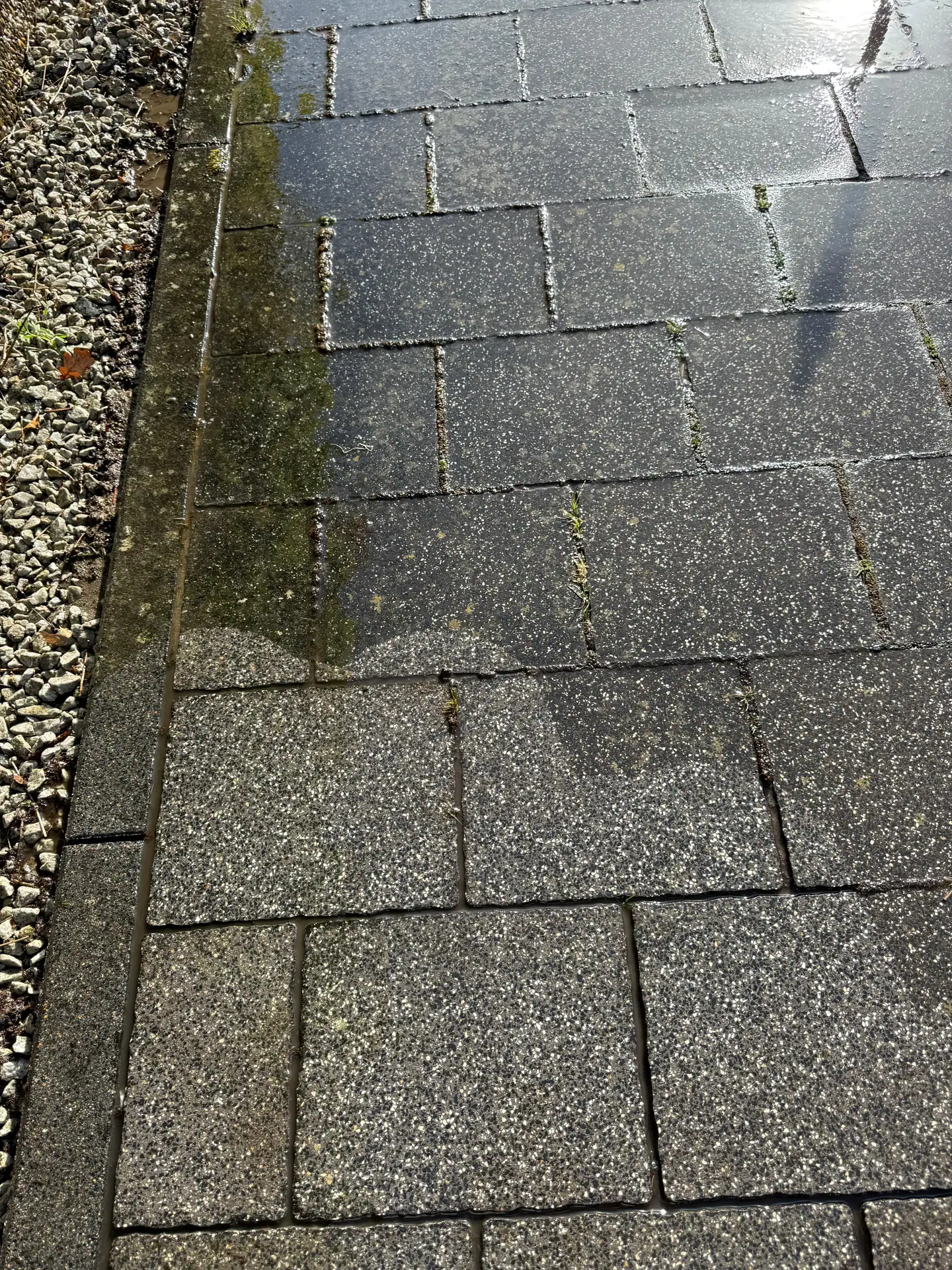 Pflasterfläche, zur Hälfte gereinigt