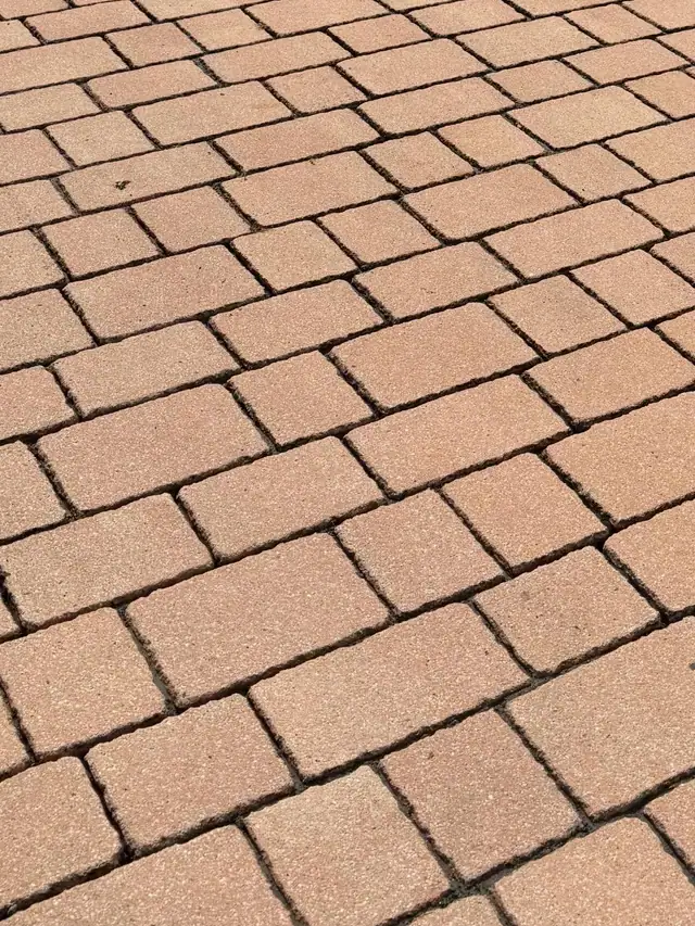 Rotes Pflaster nach professioneller Reinigung